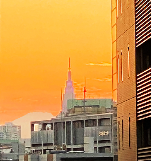 事務所から見える夕焼けに染まる富士山